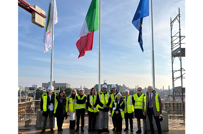 MIRE: bandiere sul tetto dell’edificio per segnare il completamento della struttura MIRE: bandiere sul tetto dell’edificio per segnare il completamento della struttura